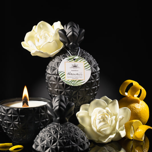 Candle in black pineapple jar scented with gardenia, lemon peel and tuberose