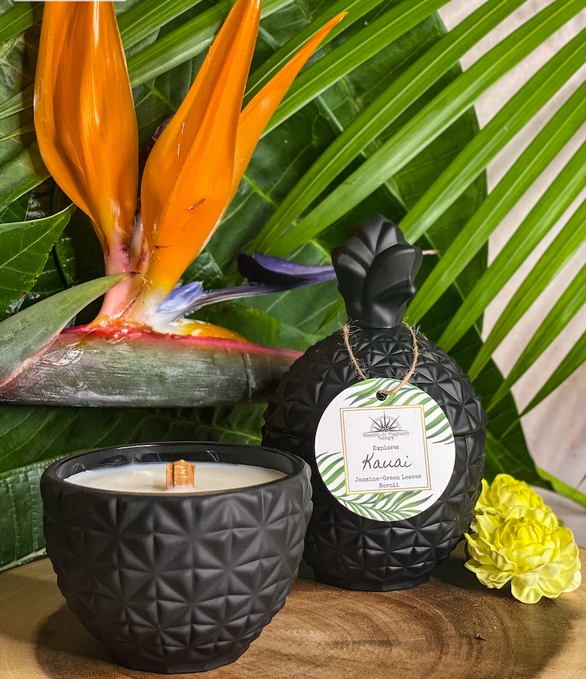 Candle in black pineapple jar scented with jasmine, neroli and green leaves.